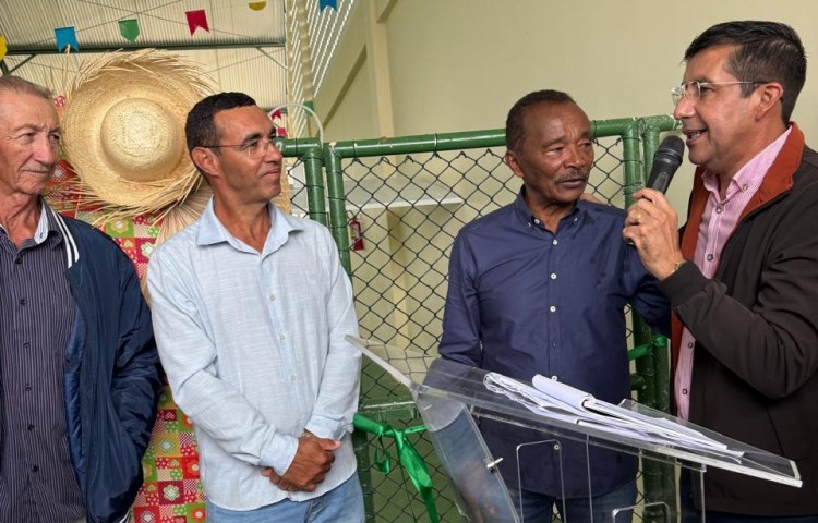 Manuel Marcos prestigia inauguração da nova quadra poliesportiva do Povoado Tanque de Pedra, em Nossa Senhora da Glória