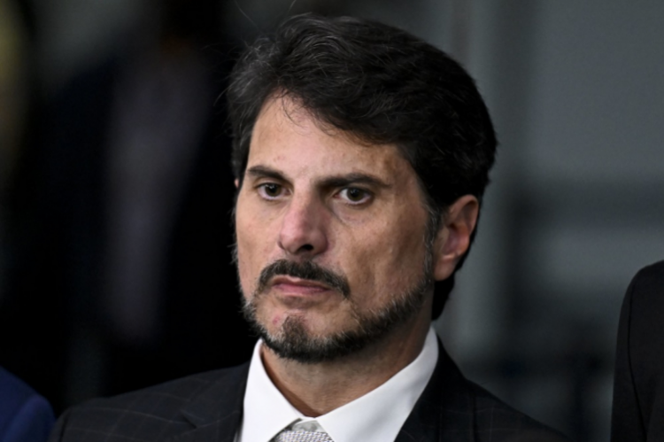 Senador Marcos do Val é levado para colocar tornozeleira eletrônica