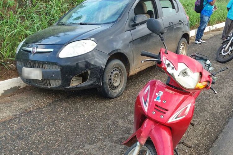 Casal fica ferido em acidente envolvendo ciclomotor e carro na BR-235