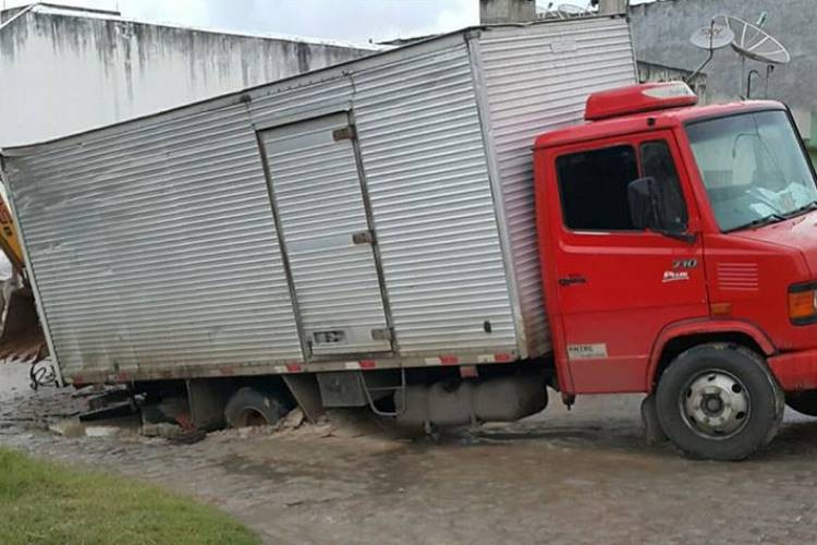 Mercedinha cai em buraco na cidade de Itabaiana