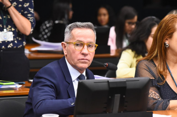 PLs de Nitinho obrigam INSS a enviar contracheque físico e bancos a notificarem descontos