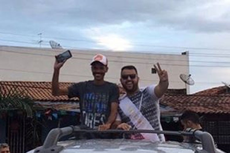 'Papa Capim' desfila em carro aberto durante os festejos de Capela