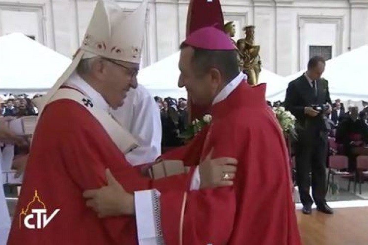 Arcebispo de Aracaju recebe do Papa o pálio arquiepiscopal