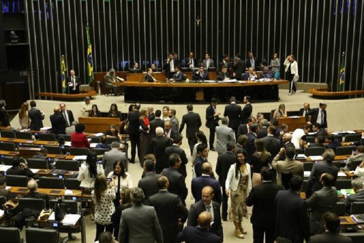 Texto-base de PEC aprovada em 2º turno na Câmara prevê fim de coligações em 2020