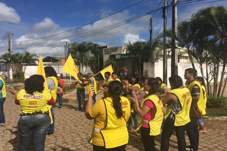 Servidores de Pinhão realizam ato e podem deflagrar greve