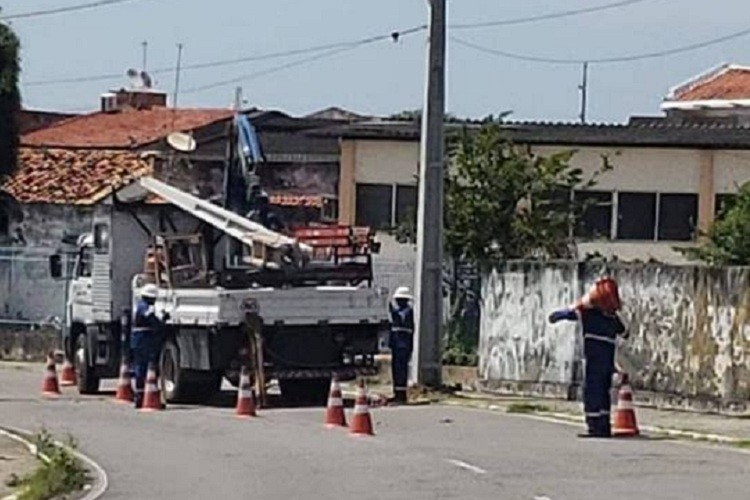 Colisão em poste rompe cabo de fibra da Fastnet, em Aracaju