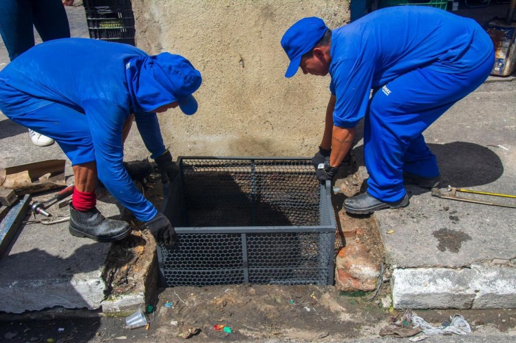 Emsurb utiliza ecobueiros e ecobarreiras para conter resíduos e prevenir alagamentos