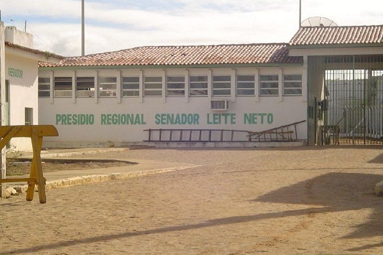 Homem é preso ao tentar jogar droga para dentro de presídio em Glória