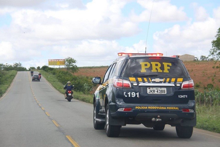 PRF flagra dois condutores com CNH suspensa na BR 235