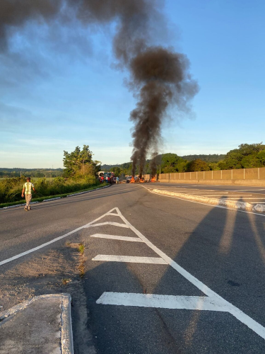 Moradores fecham BR-101 em protesto por morte de jovem em Japaratuba