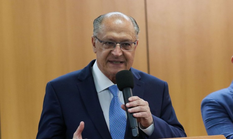 Alckmin diz que Lula cumpre rigorosamente promessa de campanha