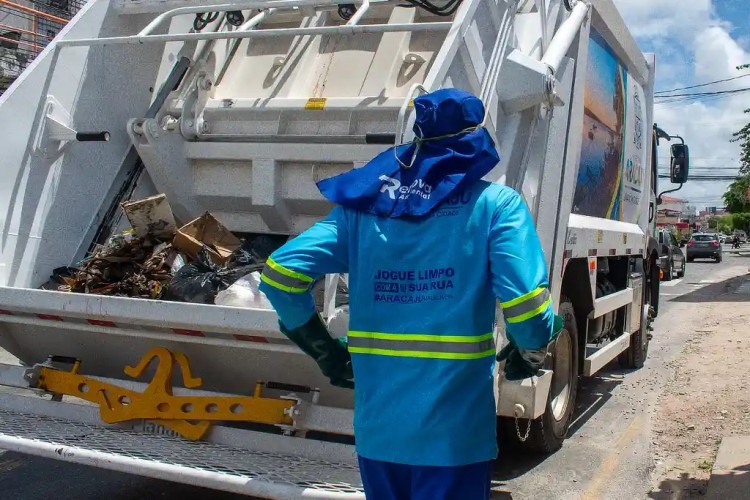 Lixo em Aracaju: gerente da Renova é conduzido à delegacia por crime de desobediência