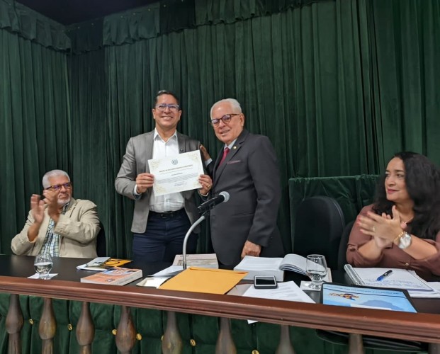Vice-prefeito Ricardo Marques é homenageado pela Academia Sergipana de Letras por incentivo à literatura