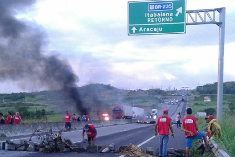 Centrais sindicais fecham trânsito nas BRs em Aracaju