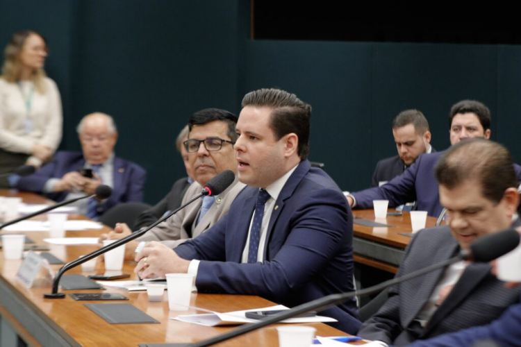 Rodrigo Valadares é intimado para explicar ida à uma festa nos EUA