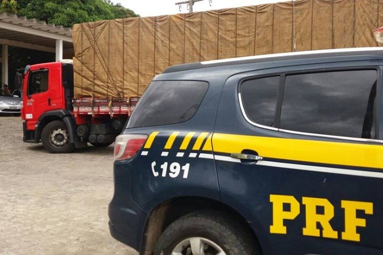 Caminhão roubado em Salvador é recuperado pela PRF em São Cristóvão