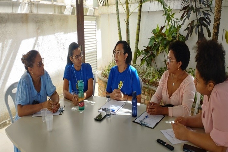 Aposentadas e pensionistas participam de conversa sobre combate à violência contra a mulher