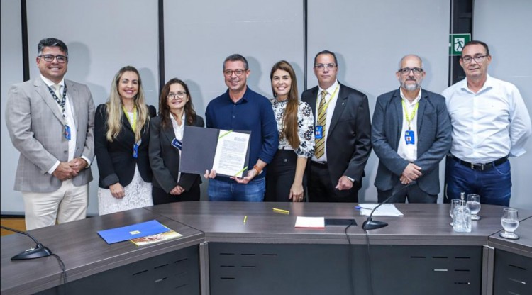 Fábio assina contrato para viabilizar ponte que ligará bairros de Aracaju