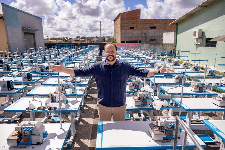 Thiago de Joaldo entrega máquinas de costura; novas cidades serão beneficiadas