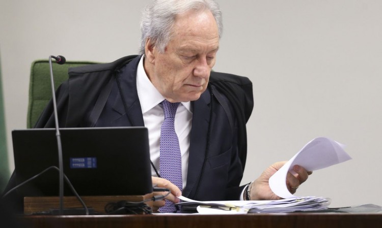 Lula formaliza, em decreto, aposentadoria de Lewandowski no STF