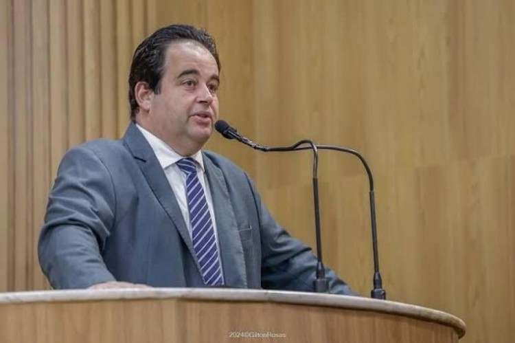 Vereador Vinicius Porto defende prefeita Emília sobre denúncia por receber presentes e agradecer nas redes sociais