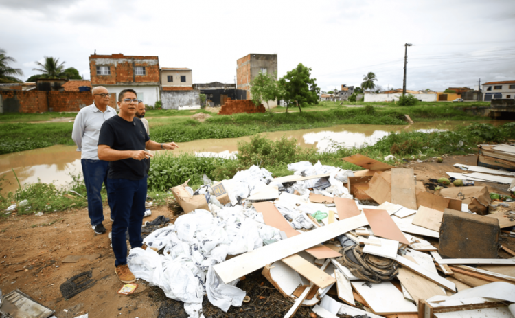 Ricardo Marques orienta população a evitar descarte irregular do lixo em Aracaju
