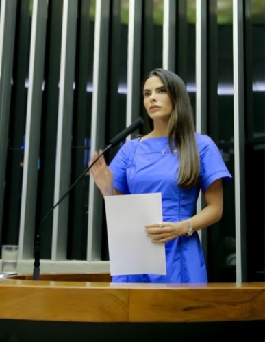 Relatório de Yandra fortalece projeto que criminaliza produção de imagens de nudez geradas por IA