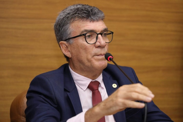 Garibalde Mendonça lê manifesto dos aprovados no concurso de Porto da Folha