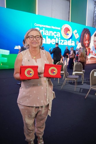 Reconhecimento histórico: Gararu recebe de Lula o Selo Ouro em Educação