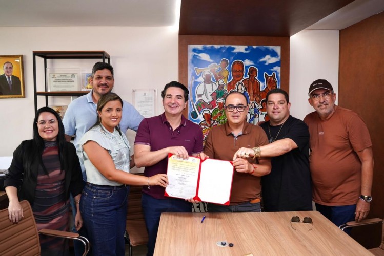 Prefeito Cristiano Viana agradece investimentos de Gustinho Ribeiro durante ordem de serviço em Simão Dias