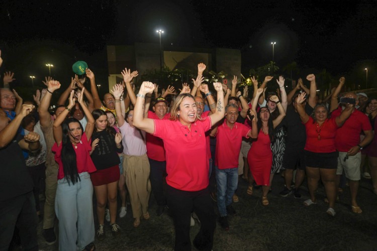 Grande adesivaço anuncia lançamento oficial da candidatura à reeleição da deputada Estadual Kitty Lima